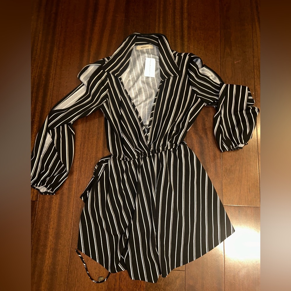 Stripe romper, cut out sleeves, collar - Picture 1 of 2